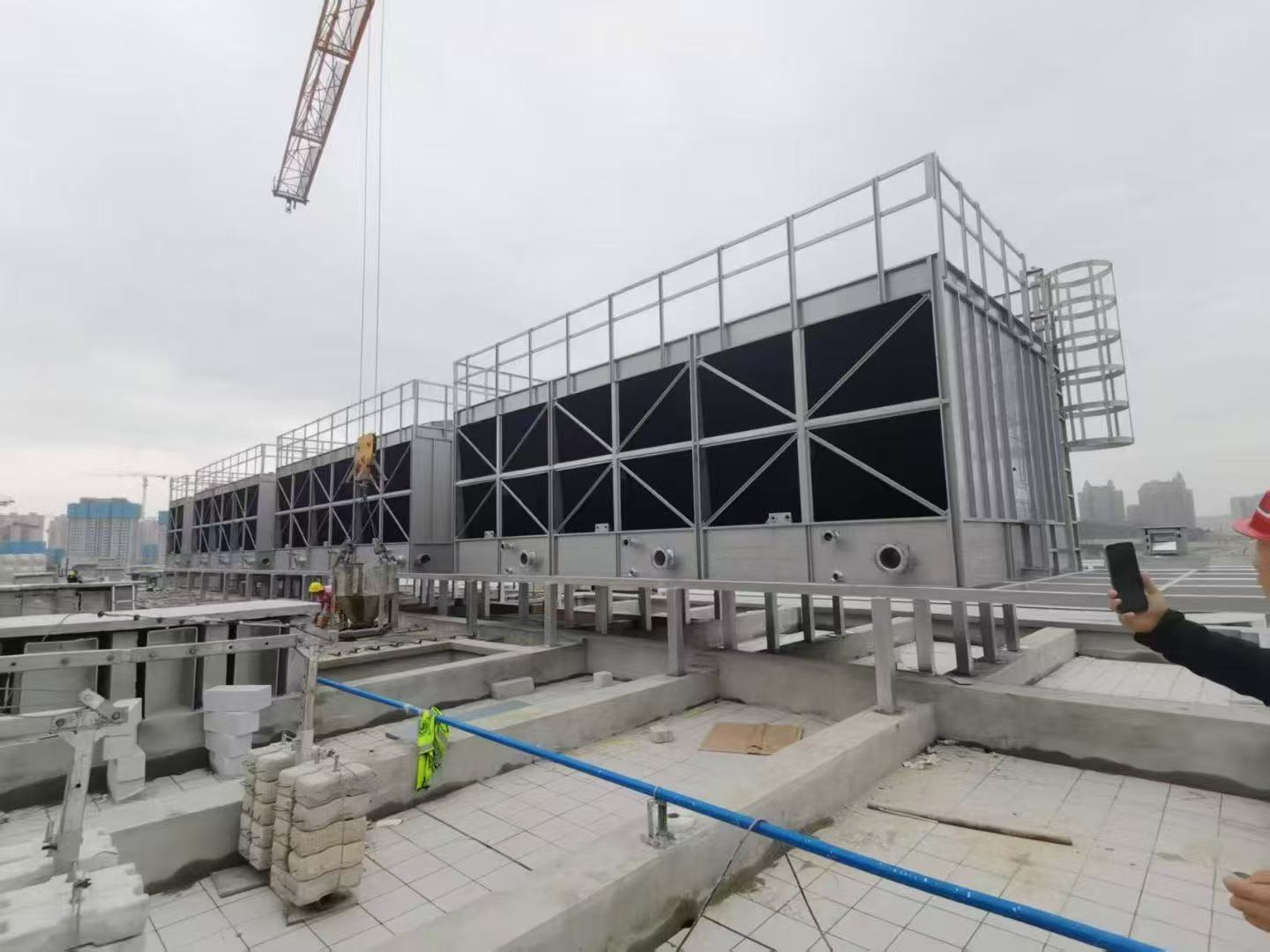 如何设置螺杆式冰冷水机的温度控制?